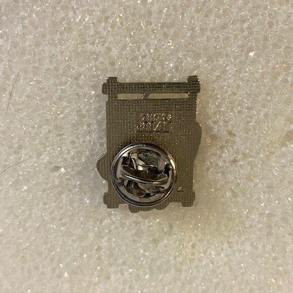 Vintage Needlepoint Enamel Lapel Pin 1984 Crafter Hobby - Picture 2 of 2